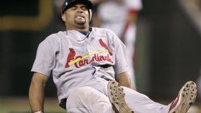 Aparente lesión de Albert Pujols en juego contra los Rojos