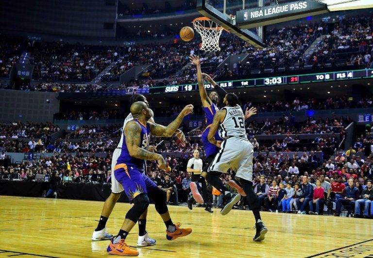 Los Clippers ganan el duelo angelino y Suns vencen a Spurs en México
