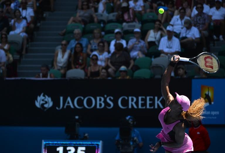 Serena Williams sigue a paso firme en el Abierto de Australia