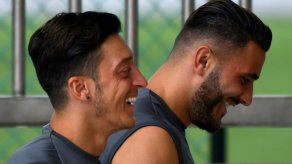 Los futbolistas Özil y Kolasinac están bien tras un asalto en Londres