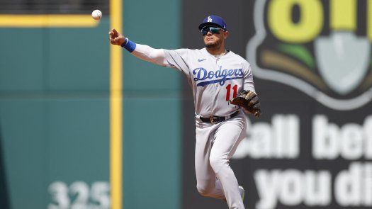 MLB: Miguel Rojas brilla en el campo corto mientras es entrevistado en vivo en ESPN
