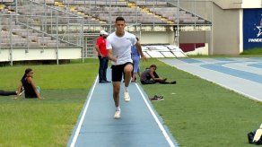 Adrián Álvarado consiguió medalla de oro en el salto de longitud.