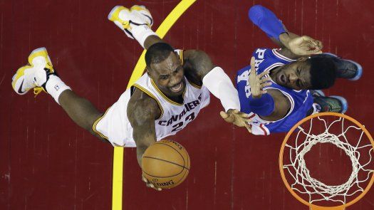 James anota 31, Cavaliers vencen a Sixers