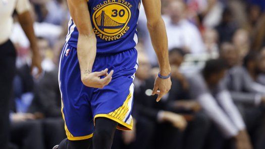 Curry guía a Warriors en su 8vo triunfo en fila