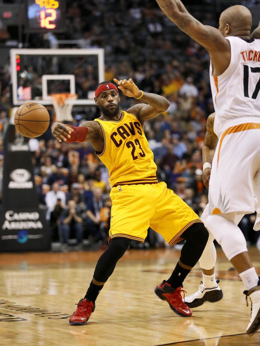 James vuelve y anota 33 puntos, pero Cavs caen de nuevo