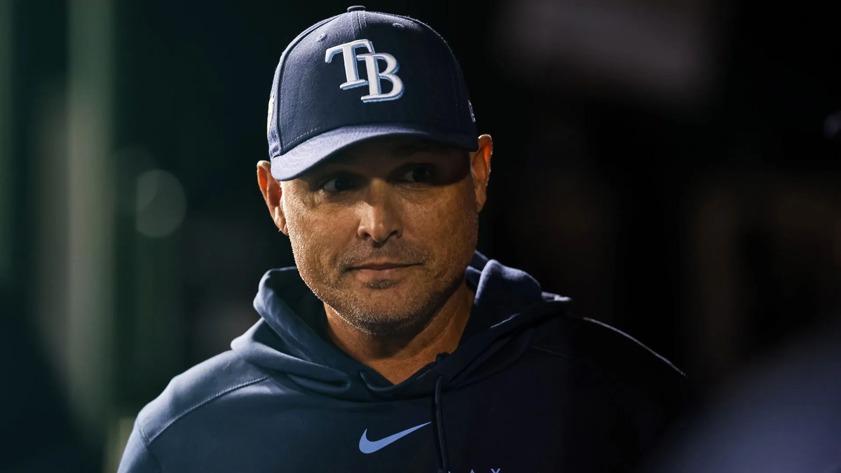 ¿Cuál es la estrategia de lanzadores que utiliza el director Kevin Cash en el equipo de los Rays?
