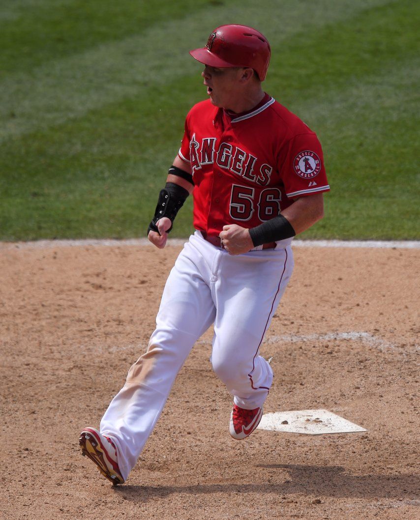Angelinos ganan en la 10ma gracias a wild pitch