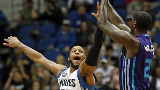 Hornets sacan provecha de ausencias de Twolves