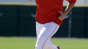 Abejas persiguen a peloteros; Trout da jonrón