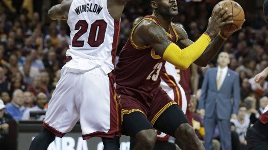 James y Love llevan a Cavaliers a triunfo sobre Heat