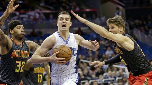 Tiro de Vucevic da victoria a Magic sobre Hawks