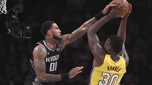 Doble-dobles de Randle, Ball guían a Lakers ante Kings