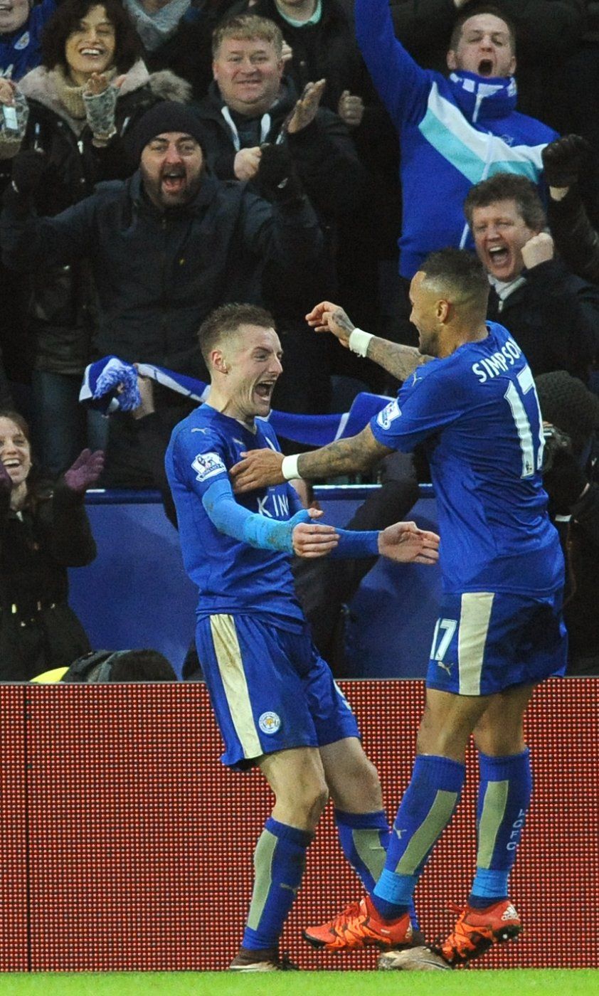 Leicester gana y es líder, Man U vuelve a perder
