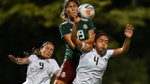 Cabecear en el fútbol es más riesgoso para las mujeres, dice estudio