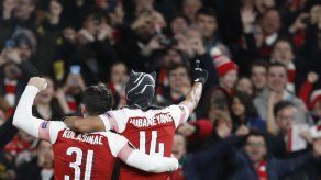 Aubameyang pone al Arsenal en cuartos