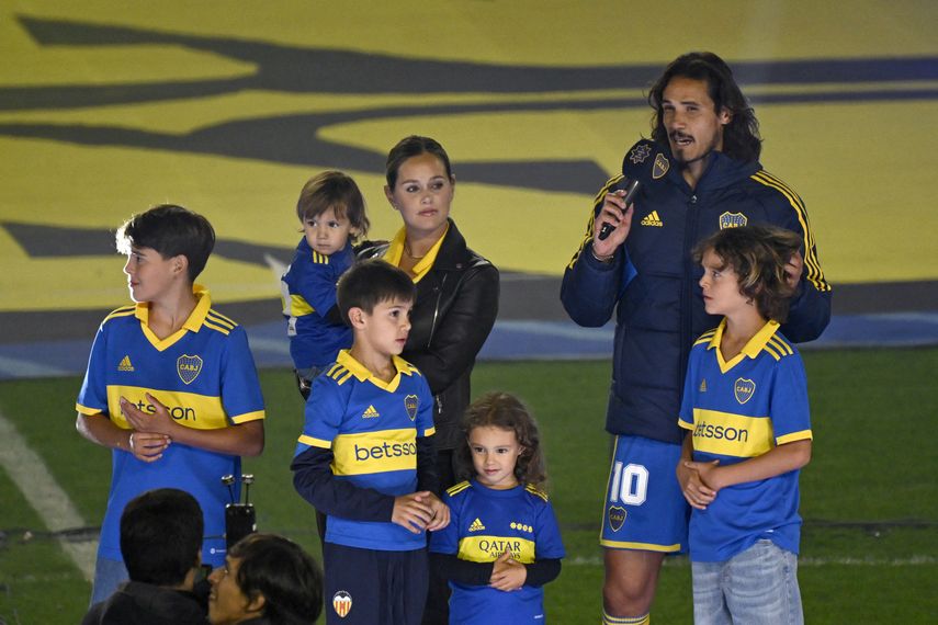 Edinson Cavani recibido como idolo en Argentina