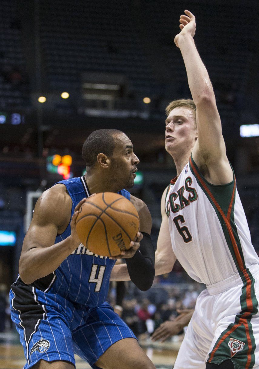 Bucks vencen 104-100 al Magic; Knight anota 18