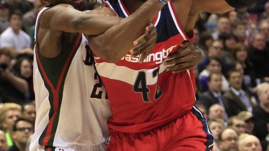 Middleton anota 30 puntos, Bucks ganan a Wizards 91-85