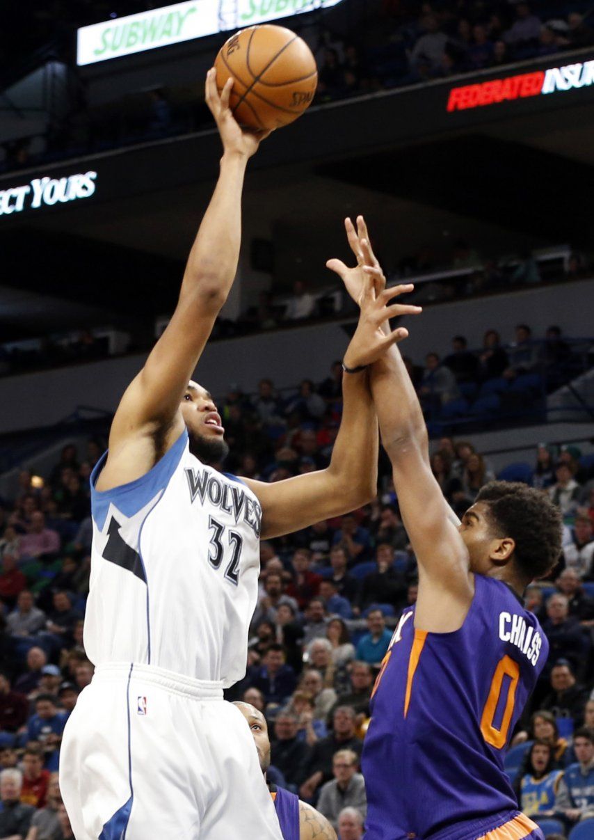 Towns logra doble doble; Wolves vencen a Suns