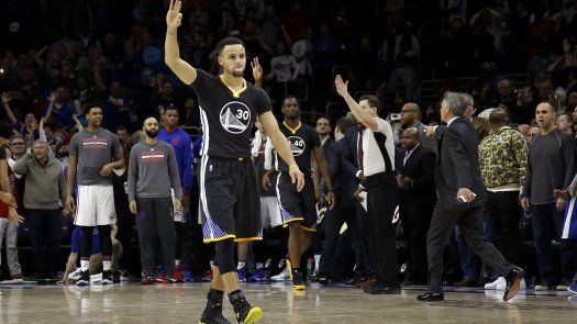 Con demasiado suspenso, Warriors superan a 76ers