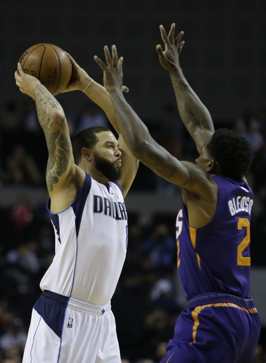 Williams y Barnes comandan triunfo de Mavericks en México