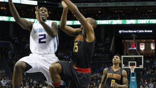 Walker anota 23 puntos y Hornets aplastan a Hawks