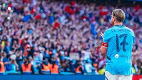 El Manchester City desvela un mosaico de De Bruyne en su despedida.