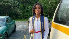 La futbolista panameña Deysiré Salazar se gradúa de sexto año