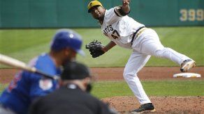 Liriano domina