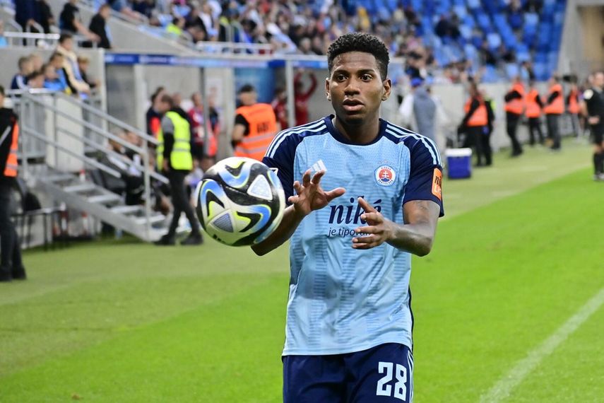 César Blackman vio acción en el triunfo del Slovan Bratislava en Conference League