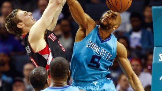 DeMar DeRozan lleva a Raptors a triunfo sobre Hornets