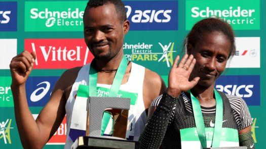 Doblete etíope en el maratón de París y polémico récord de Francia