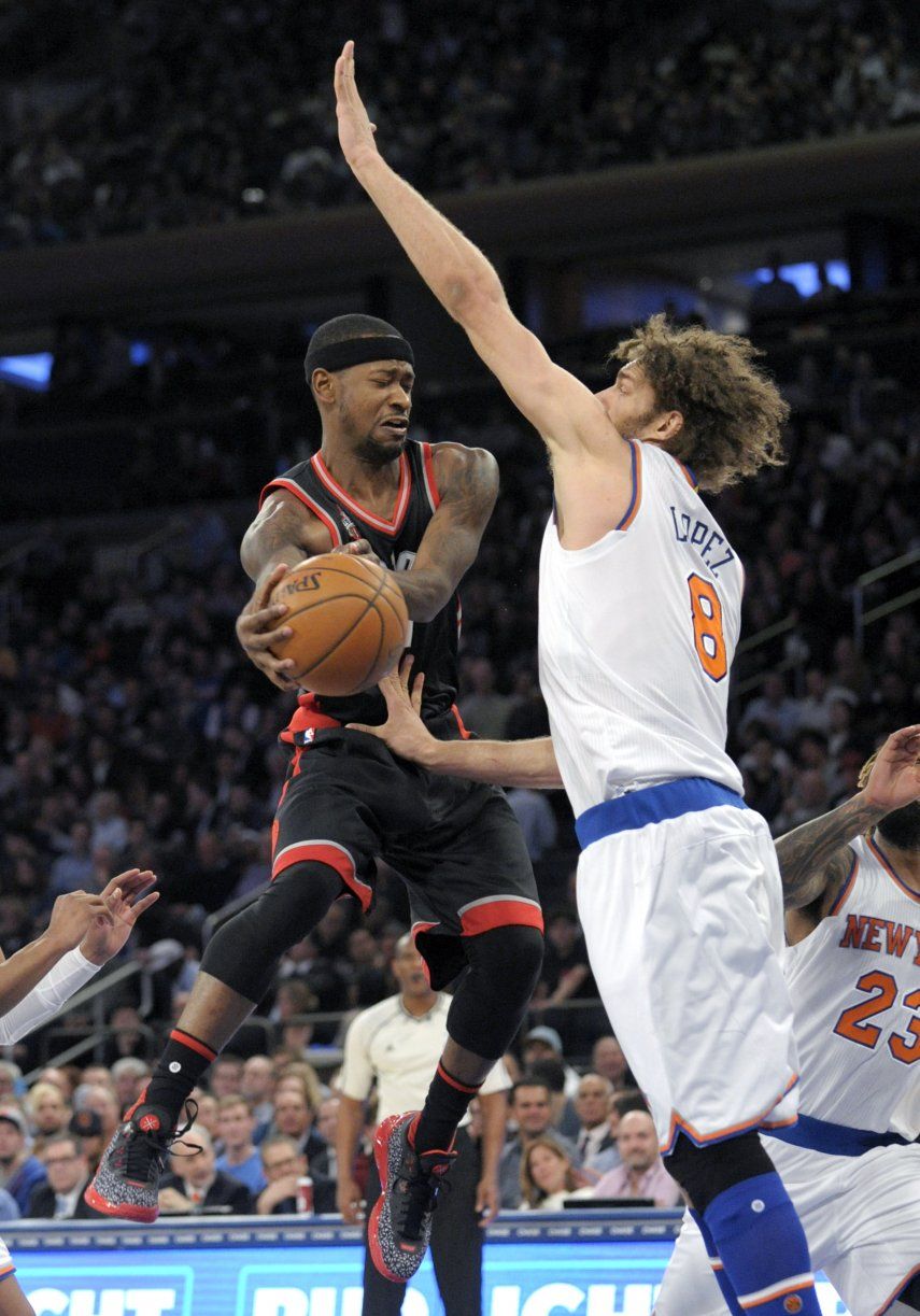 Con triple doble de Lowry, Raptors aplastan a Knicks