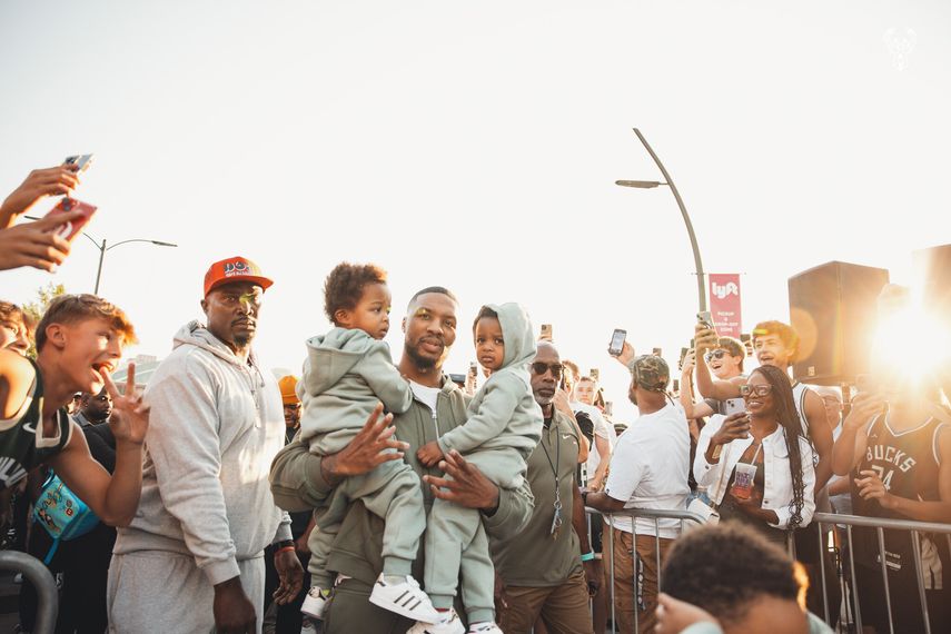 Damian Lillard es recibido por gran multitud en Milwaukee