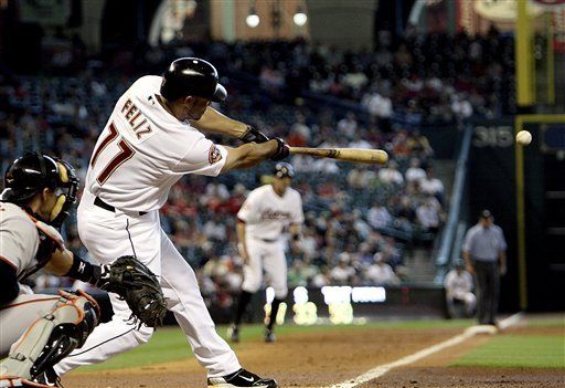 MLB: Gigantes 10, Astros 4; Renterí­a pega 5 hits