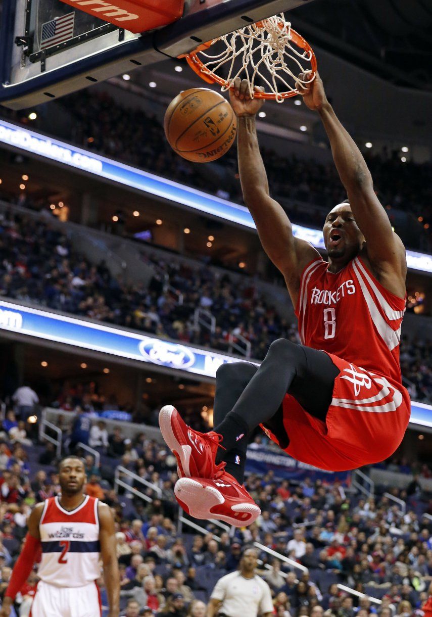 Harden anota 24, Rockets vencen a Wizards