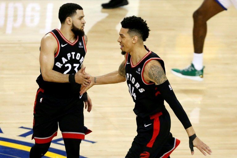 Raptors vencen a diezmados Warriors a pesar de histórica noche de Curry