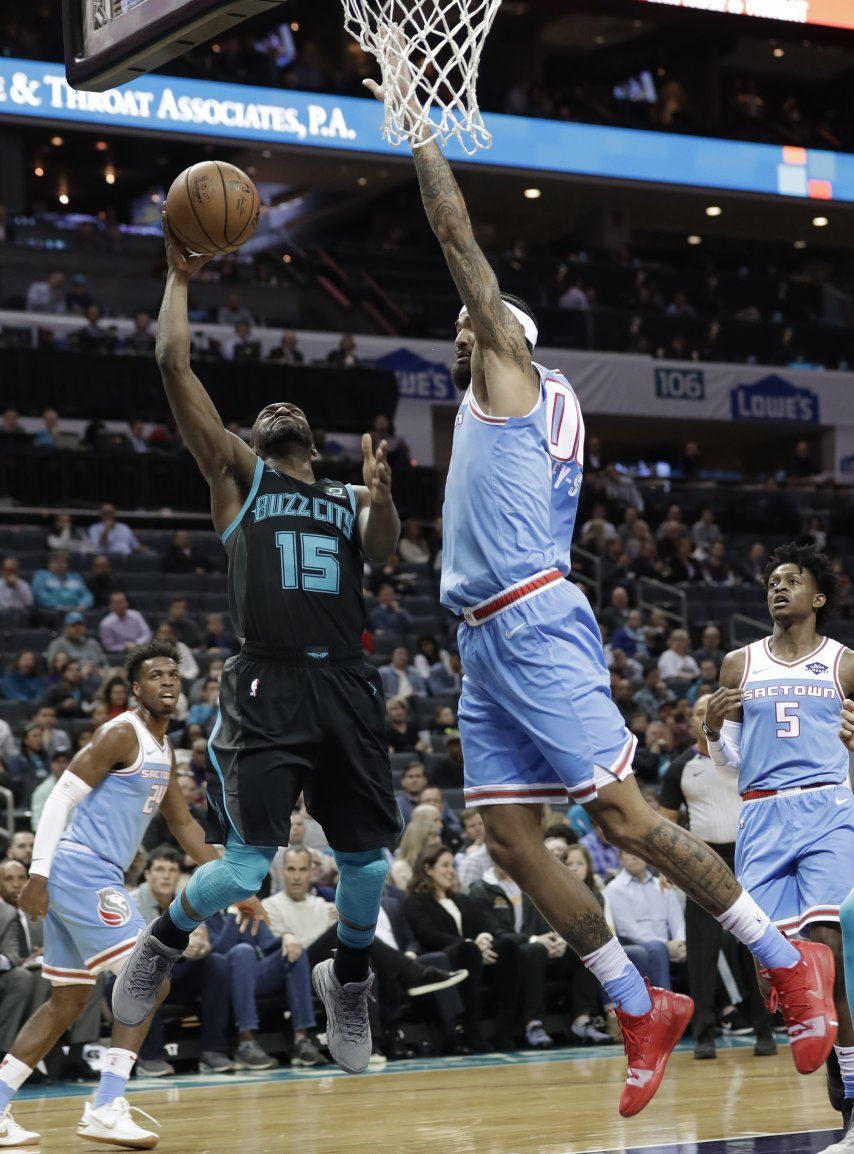 Walker y los Hornets vencen 114-95 a los Kings
