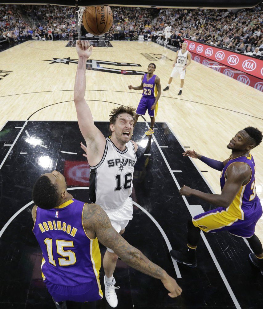 Con 31 puntos de Leonard, Spurs destrozan a Lakers 134-94