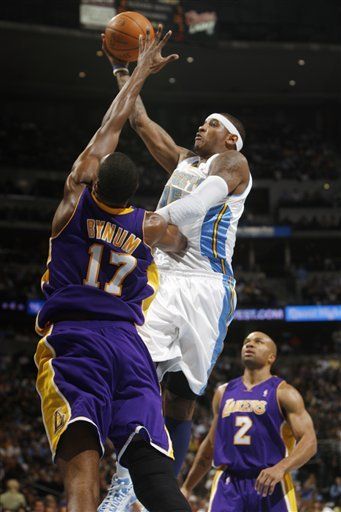 Lakers sufren abrumadora derrota ante entusiasmados Nuggets