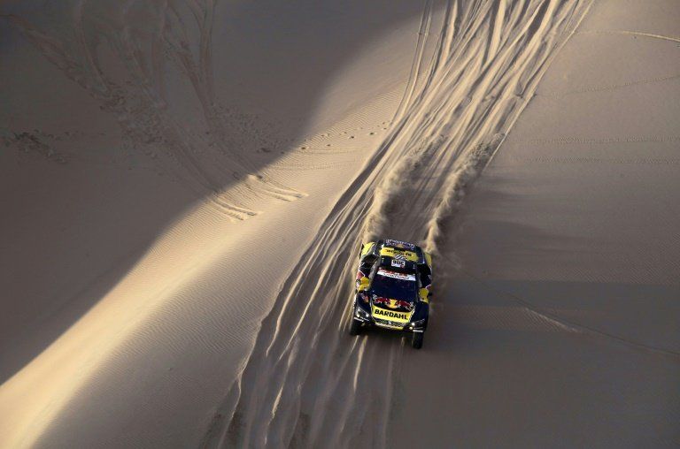 Loeb gana etapa y De Villiers toma liderato del Dakar, Barreda manda en motos