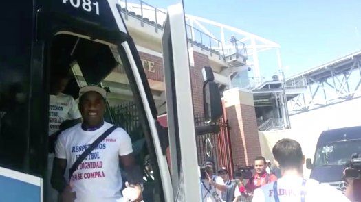 Jugadores de Panamá llegan al estadio con camisetas de protesta