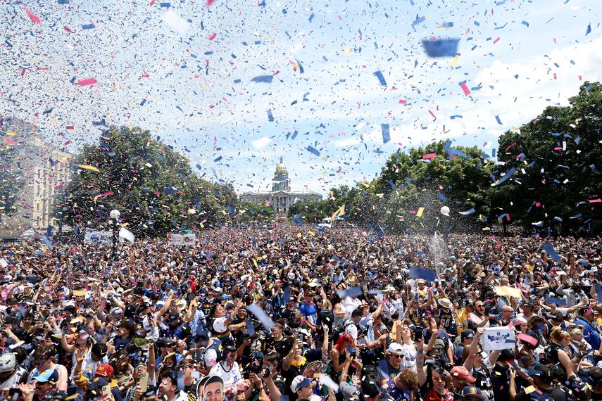 NBA: Miles de fanáticos de Denver Nuggets celebran el titulo en desfile