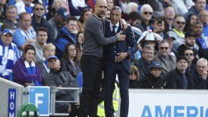 Brighton despide al técnico Houghton