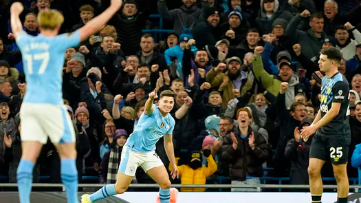 Julián Álvarez celebró su cumpleaños con doblete en el Manchester City