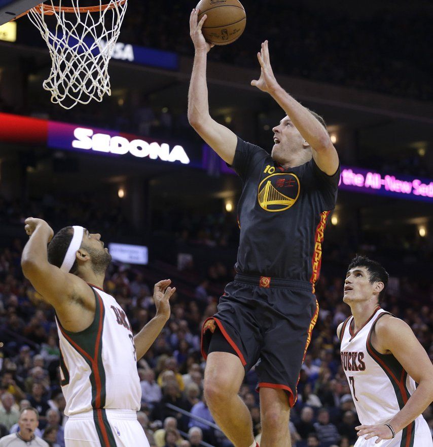 Curry ayuda a los Warriors en su victoria sobre los Bucks