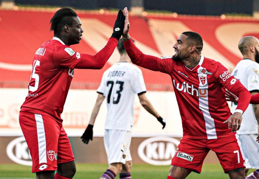 Balotelli marca su primer gol con el Monza en la Serie B