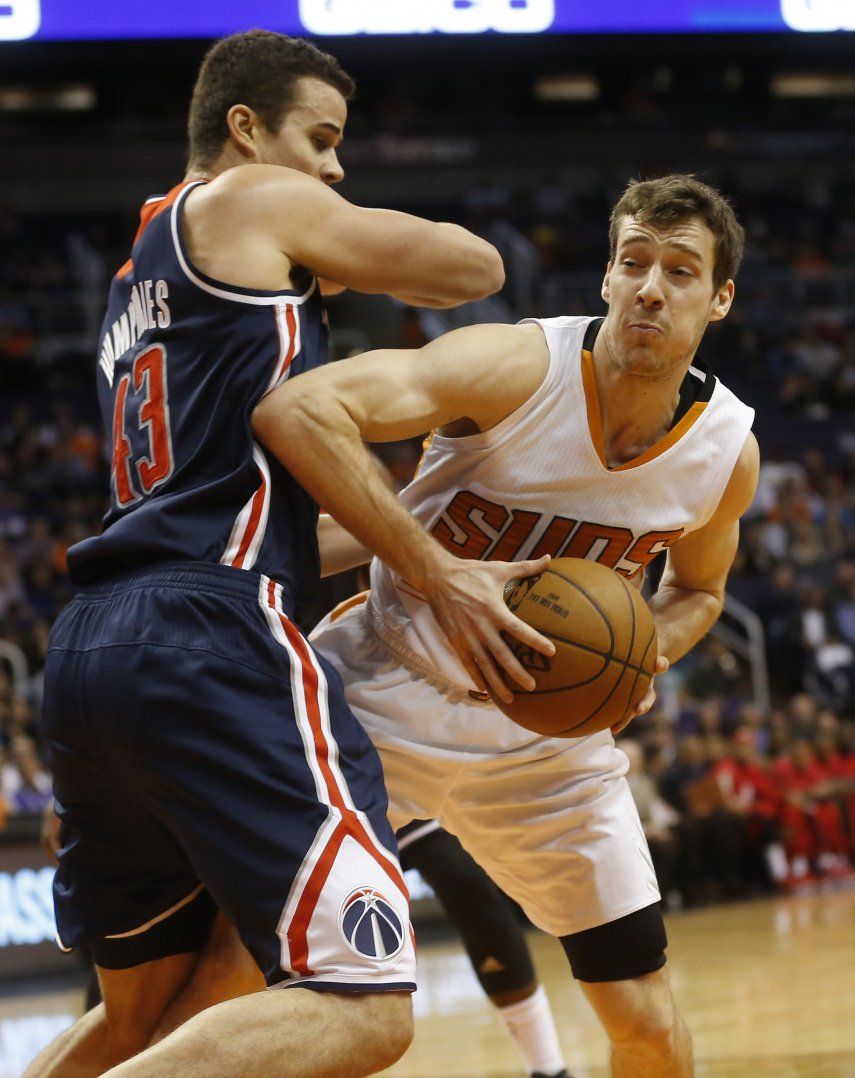 Dragic anota 20 puntos en la victoria de Suns sobre Wizards