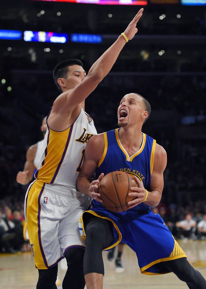 Los Warriors ganan a los Lakers por 136-115