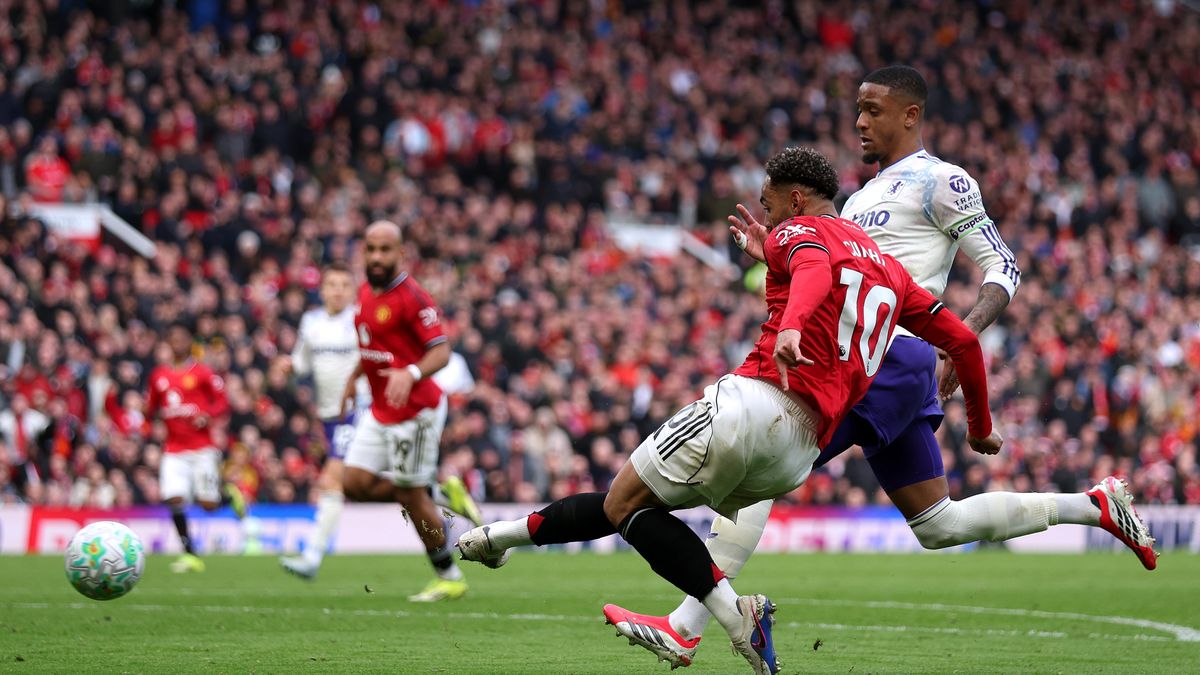 Manchester United gana al Aston Villa y entra al top 3 de la Premier League